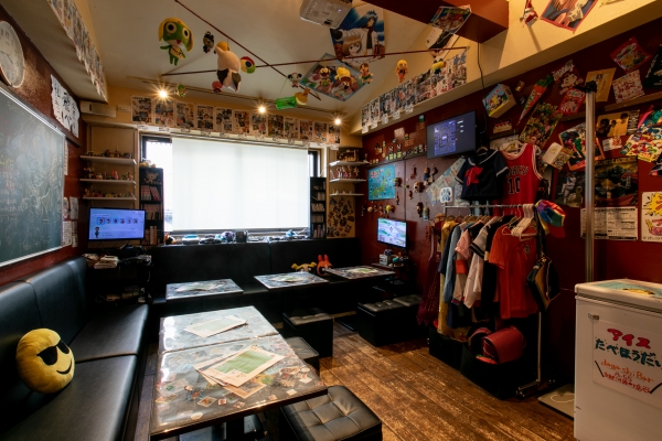 店内の画像。右手にあるコスプレ衣装も試着し放題です！