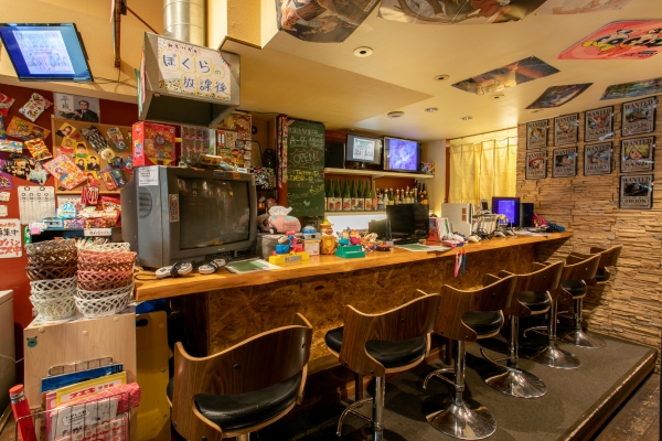 駄菓子バーの特等席！！懐かし動画、座り心地抜群の椅子！