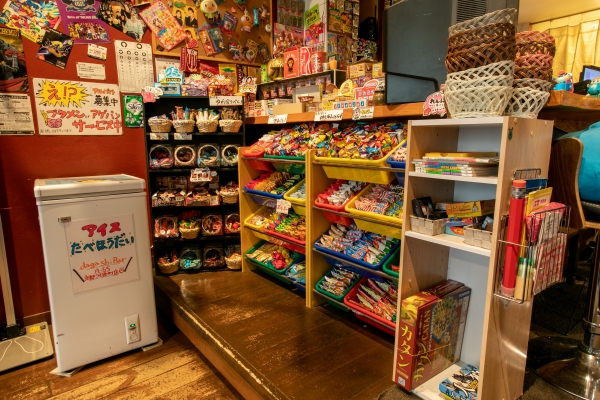 自慢の駄菓子置き場です！ここにある駄菓子と、横の冷凍庫の中身のアイスが全て食べ放題です！